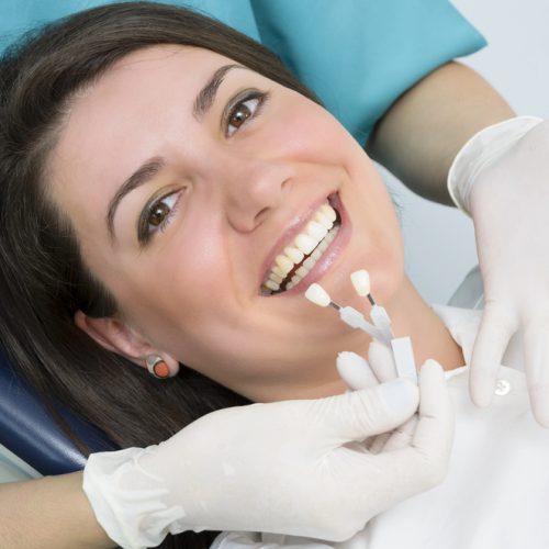 mujer implante dental